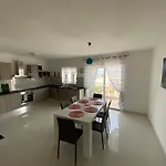 아파트 Sunshine - Modern Three Bedroom - No 1