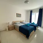 Sunshine - Modern Three Bedroom - No 1 *