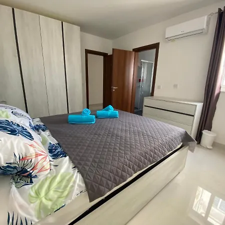 Sunshine - Modern Three Bedroom - No 1 Apartment