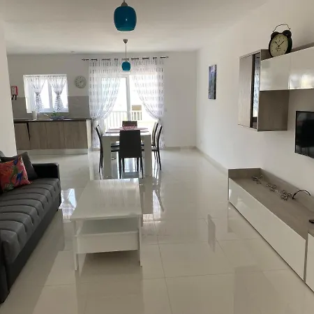 Sunshine - Modern Three Bedroom - No 1 Apartment *