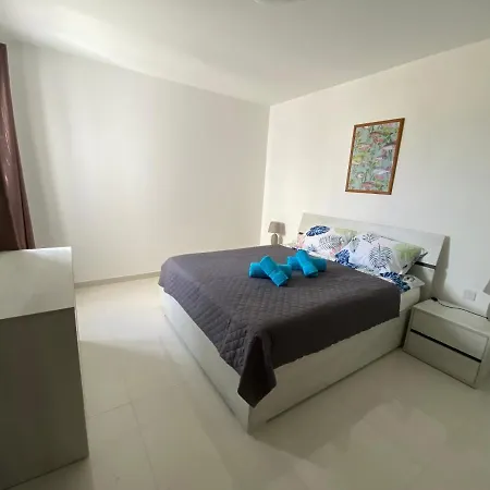 Sunshine - Modern Three Bedroom - No 1