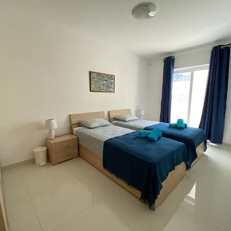 Sunshine - Modern Three Bedroom - No 1 *