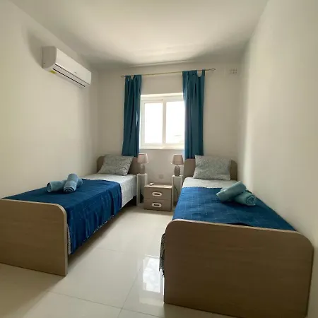 Sunshine - Modern Three Bedroom - No 1 Apartment *
